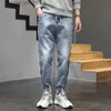 Mäns jeans harem jeans män överdimensionerade joggar byxor sträcker ljus blå sida nitar lösa passform av avsmalnande jeans män streetwear lapptäcke trendig q231213