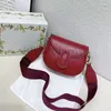 デザイナークロスボディレディースショルダーバッグ新しいファッションガールズサドル小さなハンドバッグマルチカラー財布幅の広い文字ストラップバッグ