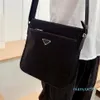 2022 Mens Bluecases pretas Designer Nylon Bags de ombro de moda Moda Triângulo Messenger Bag252z