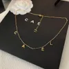Med låda lyx varumärke smyckesdesigner hänge halsband för kvinnor lång kedja 18k guld pläterad halsband vattentät icke -blekning konstant svart