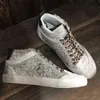 Designers 10A Novo lançamento Itália Marca Gooseity Goldenlies Sneakers Mid Star Sapatos Golden Lantejoulas Clássico Branco Do-Old Sujo Alto Top Casual Mulheres Homens Sapato