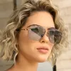 Solglasögon New Fashion Classic Square Cool Men's Retro Brand Design Metal Women's Sunshades UV400 Glasses de Sol 231212