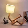 Lampes de table Lampe de bureau en bois en forme de robot E14 Support 90-260V Tissu moderne Salon Étude intérieure Lampe de nuit décorative