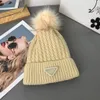 Marka Tasarımcı Üçgen Mektup Şapkalar Moda Erkekler ve Kadınların Sevimli Topu Beanie Sonbahar/Kış Termal Örgü Şapka Kayak Bonnet Yüksek Kalite Ekose Kafatası Şapkası Lüks Sıcak Kapak