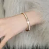 Bangle Titanium Steel High-end White Shell Mother-of-Pearl Bracelet dla kobiet Prosta spersonalizowana modność nie zanika