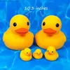 Bath Toys Giant Rubber Duck STORA 10.3 "Vattentät nr 'Bebe' Noise Rubber Funny Yellow Duck/Ducikes Bath/Pool/Water Toy Without Hole Q231212