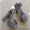 Plattform klackar sandaler kvinnor designers skor mode satin patent läder triangel spänne dekoration 13 cm hög klackade skor 35-42 Rom designer Sandal001