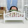 Doll House Accessories 1 6 BJD DIY Bedroom Creative Mini Bed Dollhouse Miniature Artiklar Dockor Hus Vita möbler Tillbehör Modell Decoration Toys 231212