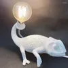 Lâmpadas de mesa Nordic Chameleo Lagarto Luz Moderna Bonito LED Resina Animal Camaleão Lâmpada Crianças Quarto Cabeceira Deco Luminárias