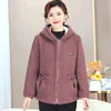 Trenchs de femmes Manteaux d'âge moyen Maman Femmes Granular Peluche Manteau 2023 Veste d'hiver à capuche chaude épaisse en coton femme lâche grande taille par