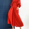 Grundläggande casual klänningar IEQJ Luxury Dres Elegant Design Slash Neck Bat Hylsa med bältet veckat fransk parti Autumn 3W5785 231212
