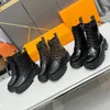 Kayıt Chelsea Boot Siyah Cam Buzağı Deri Elastik Yan Paneller Kadın Tasarımcı Platformu Çöl Boot Ayakkabıları Moda Kayıt Boot 06