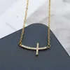 Tiny Gold Curved Sideways Naszyjnik dla kobiet mężczyzn Mężczyźni Cubic Zirkonia Religijna wisiorek biżuteria Charmiek Collier Chains2572