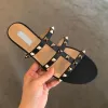 Novo designer de luxo marca feminina plana cravejado valen alpercatas sandálias pretas casuais chinelos de couro plano flip flops 35-43 v saco de pó