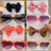 Accessori per capelli 2 pezzi / set Colori per bambini Fasce morbide per bowknot Fiori a forma di cuore in acrilico Set di occhiali da sole UV400 adorabili