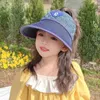 Bérets 2023 Style coréen Chapeau pour enfants Lettres mignonnes Standard Petites oreilles Protection solaire Air extérieur Top Big Brim Paille T