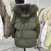 Piumino corto da donna Parka imbottito corto da donna 90% piumino d'anatra Enorme vera pelliccia di procione con cappuccio invernale addensato Parka di piume femminili 231212