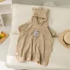 Handdoeken Gewaden Cartoon Babybadhanddoek Coral Fleece Katoen Strandlaken met capuchon Born Cape Handdoek Zachte Poncho Kinderbadtouw Washandje Babyspullen 231212