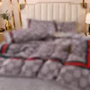 Luxe hiver reine designer literie ensemble abeille pleine lettre imprimé velours housse de couette drap de lit avec 2 pièces taies d'oreiller queen size mode couettes ensembles couverture