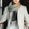 Halsdukar Designer Autumn Winter High End Water Ripple Cashmere Color Block Scarf för kvinnors dubbelsidig mångsidig läderetikett präglad Rainbow Tassel sjal