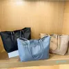豪華なデザイナーブランドのショッピングバッグ女性のトライアングルラベル防水レジャー旅行バッグ大容量ナイロンママトート292g