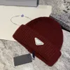 Designer de luxo gorro chapéu masculino feminino outono inverno bonés crânio casual equipado triângulo invertido material de lã australiano