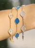 Charm Armband Luxury Designer Armband Clover Armband Charm Elegant Classic Fashion 18K Agate Shell Holiday Wedding Par Jew9771411