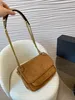 Luxe Niki crossbodytas voor dames, gemaakt van echt suède materiaal, klassieke verticale metalen flip bag digner