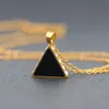 Collier pendentif simple triangle classique lunette en nacre blanche et noire avec diamant femme acier inoxydable lumière luxe niche chaîne de clavicule 01