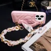 Luxury 3D Love Heart Pu Leather Case Soft TPU med handledsduk Silk Sarf Chain Wrist Strap Stand Holder för iPhone 15 Pro Max 14 13 12 11