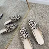 Chinelos Sapatos Lisos Feminino Capa Toe Mulheres Verão Pantofle Luxo Slides 2023 Leopard Designer Tecido Borracha Básica PU Roma Leopa