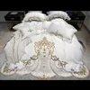 Sängkläder sätter vit mjuk satin bomullsguld broderi europeiska sängkläder set dubbla täcken täcker säng linne spetsbädd kjol kuddväskor 231212