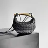 2024 Sac en cuir de sardine Niche Design Metal Half Moon Handle Dumpling One épaule Cross Body Woven Handsbag