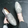 Klädskor Herrspetsade silvernitar Loafter Patent Leather Casual Man Formal Wedding Homecoming Sapato Social Masculino