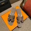 Tasarımcı Terlik Slaytlar Klasik Düz Topuk Yaz Tembel Ünlü Karikatür Kauçuk Flip Flop Deri Terlik Kadın Ayakkabıları Seksi Katırlar Pantoufle Sandal