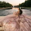 ثوب الكرة اللامع الوردي فستان Quinceanera 2024 تول زائفر حبات الدانتيل القوس قبالة الكتف حلو 15 16 سنة حفل عيد ميلاد الفساتين الرسمية