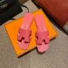 Tasarımcı Terlik Slaytlar Klasik Düz Topuk Yaz Tembel Ünlü Karikatür Kauçuk Flip Flop Deri Terlik Kadın Ayakkabıları Seksi Katırlar Pantoufle Sandal