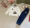 Luxe baby trainingspakken herfst tweedelige set designer kinderkleding maat 100-150 peuter hoodies en jeans met volledige letterprint Dec05