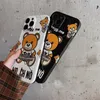 Designer de moda Bear Phone Cases para iPhone 15 15Pro 15ProMax 14 14Pro 14ProMax 13 12 12Mini 11 Pro XR Xs Max 7 8 Plus Capa de luxo 2312135PE