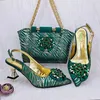 Kleidschuhe Cinessd African Italian Design Est Fashion Elegante goldene Farbe Damen und Taschenset mit Strassverzierung