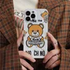 Designer de moda Bear Phone Cases para iPhone 15 15Pro 15ProMax 14 14Pro 14ProMax 13 12 12Mini 11 Pro XR Xs Max 7 8 Plus Capa de luxo 2312135PE