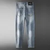 Herren-Jeans, Designer-Jeans, helle Distressed-Jeans für Männer mit schmaler Passform und kleinen Füßen, vielseitige Hosen mit trendigen Stickereien, modische, hübsche Hosen im Slim-Fit-Stil