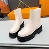 Kayıt Chelsea Boot Siyah Cam Buzağı Deri Elastik Yan Paneller Kadın Tasarımcı Platformu Çöl Boot Ayakkabıları Moda Kayıt Boot 06