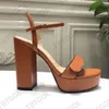 Designer de salto alto mulheres sandálias metálicas laminado couro plano médio salto alto sandália verão praia sapatos de casamento vestido sapato tamanho 35-42 com caixa no021