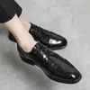 Scarpe eleganti da uomo 2023 Brock intagliato fatto a mano alla moda da uomo d'affari con lacci in pelle casual retrò verniciata