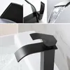 Rubinetti per lavandino del bagno Rubinetto per lavabo nero Rubinetto a cascata per montaggio su piano Miscelatore per acqua fredda e acqua In acciaio inossidabile Ottone