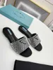 Slippare 2022 Högkvalitativ designer Kvinnors sexiga lyxiga pärla Rhinestone Slippers Platform Leisure Summer Wide Flat Beach Sandals 6623ess