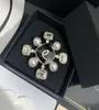 Med Box Fashion Designer Brooches bleknar aldrig Pearl Diamond Brooch Jewelry Unisex Luxury Pins Quality Party Gift4983125