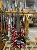 En stock Eddie van Halen Fran-K Guitare électrique de relique lourde / corps rouge / décoré de rayures en noir et blanc / livraison gratuite