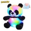 Brinquedos de pelúcia iluminados Bstaofy LED Panda Stuffed Animal Glow Plush Toys Light-up Presente de aniversário para crianças meninas Luminous Cute Soft Black White Toy 231212